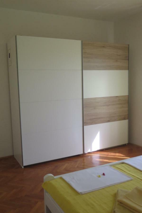 Lumbrela Apartments Starigrad Paklenica Exterior photo